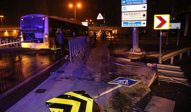 Kaza yapan halk otobüsüne bariyer saplandı