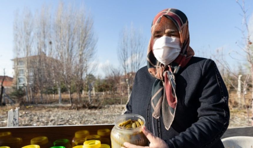 Koronavirüs salgınında ayakta kalmaya çalışan kadın üreticilerin emekleri dijital pazarda