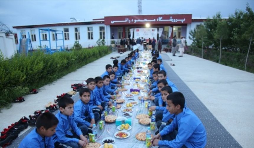 TİKA Afganistan'daki 100 yetim çocuğa iftar yemeği verdi