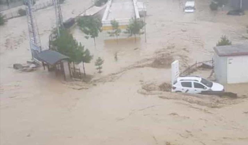 Ayancık'ta sağanağın ardından çay taştı, evleri ve iş yerlerini su bastı