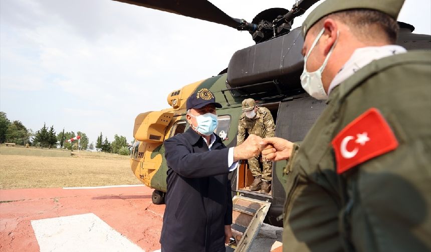Bakan Akar, beraberindeki TSK komuta kademesi ile Yunanistan sınırında