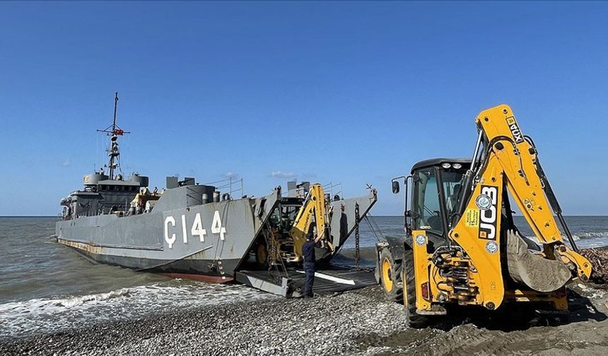 Ulaşım yolları kapanan Türkeli ilçesine,  çıkarma gemisiyle yardım götürüldü