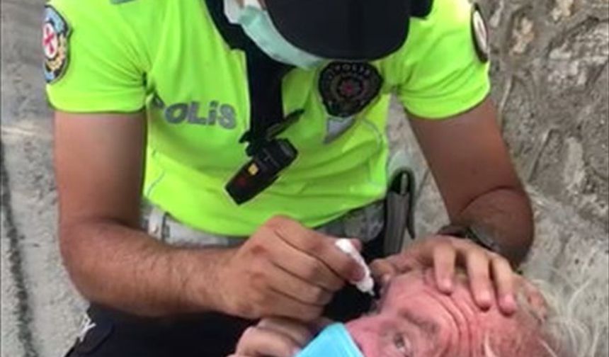Gözünden rahatsızlanan tır şoförüne trafik polisi damla damlattı