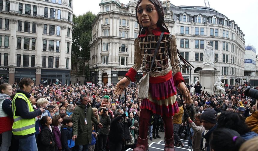Mülteci çocukların simgesi kukla Küçük Amal, Londra'ya ulaştı