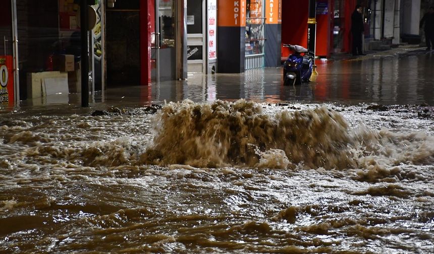 Sivas'ta içme suyu ana hattı patladı