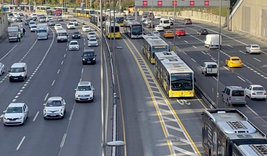 Metrobüs arızası nedeniyle Edirnekapı durağında araç kuyruğu oluştu