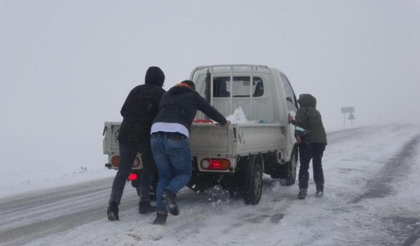 Ardahan'da kar ve tipi nedeniyle tır ve araçlar yolda kaldı