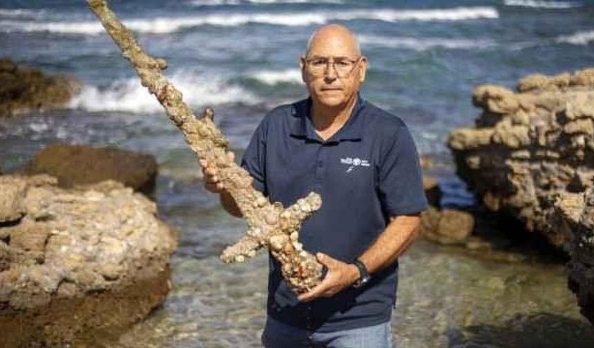 Akdeniz'in dibinden 900 yıllık Haçlı kılıcı çıkardı