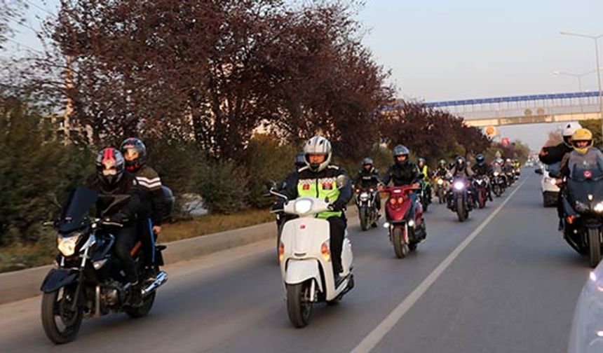 Bolu'da motosiklet tutkunları cumhuriyet turu attı
