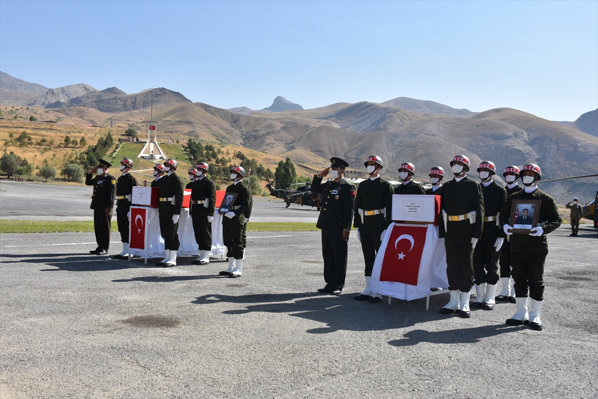 Irak'ta şehit olan askerlerimiz için Hakkari'de tören düzenlendi