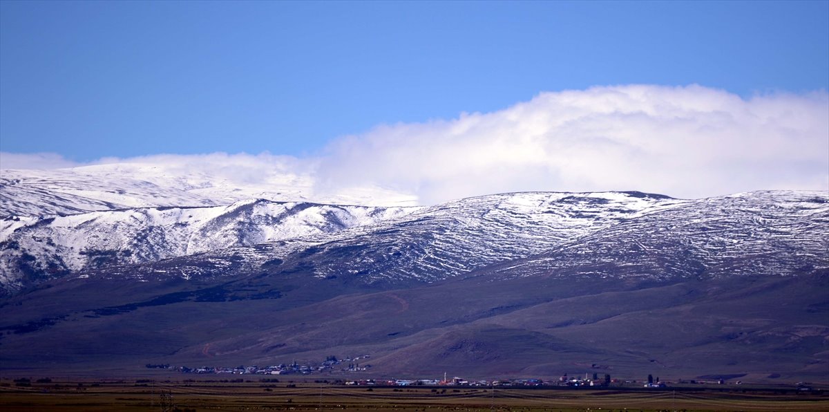 Ardahan'ın yüksek kesimleri beyaza büründü
